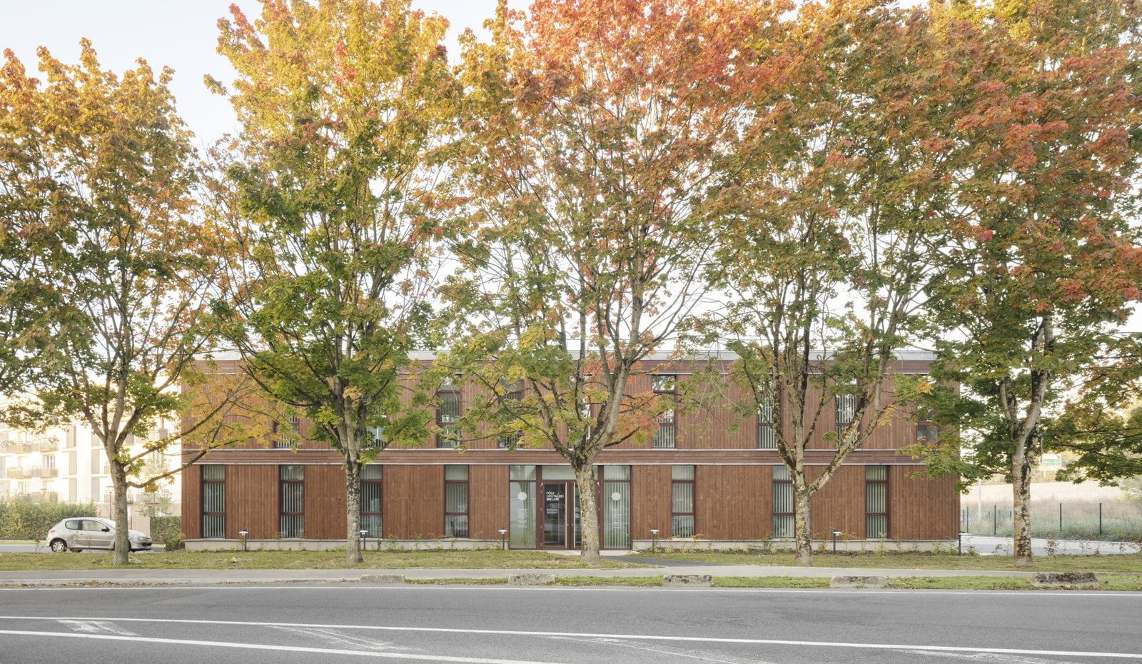 Façade du Pôle Ophtalmo de Melun : bâtiment en bardage bois, 28 rue Jules Ferry