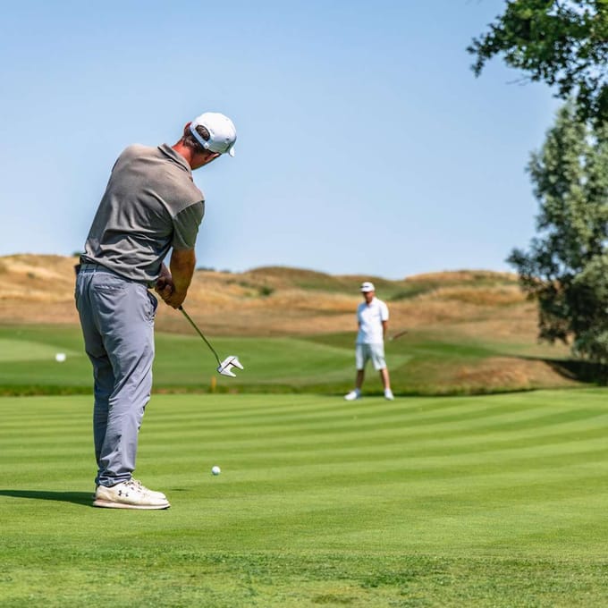 Golfeur en plein swing sur un parcours