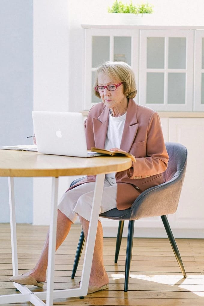 Femme senior travaillant sur un ordinateur portable