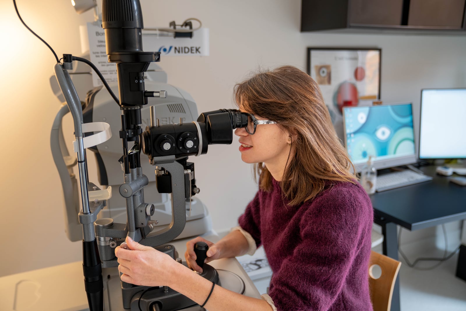 Dr Julia Meney à l'examen à la lampe à fente : Pôle Ophtalmo de Melun