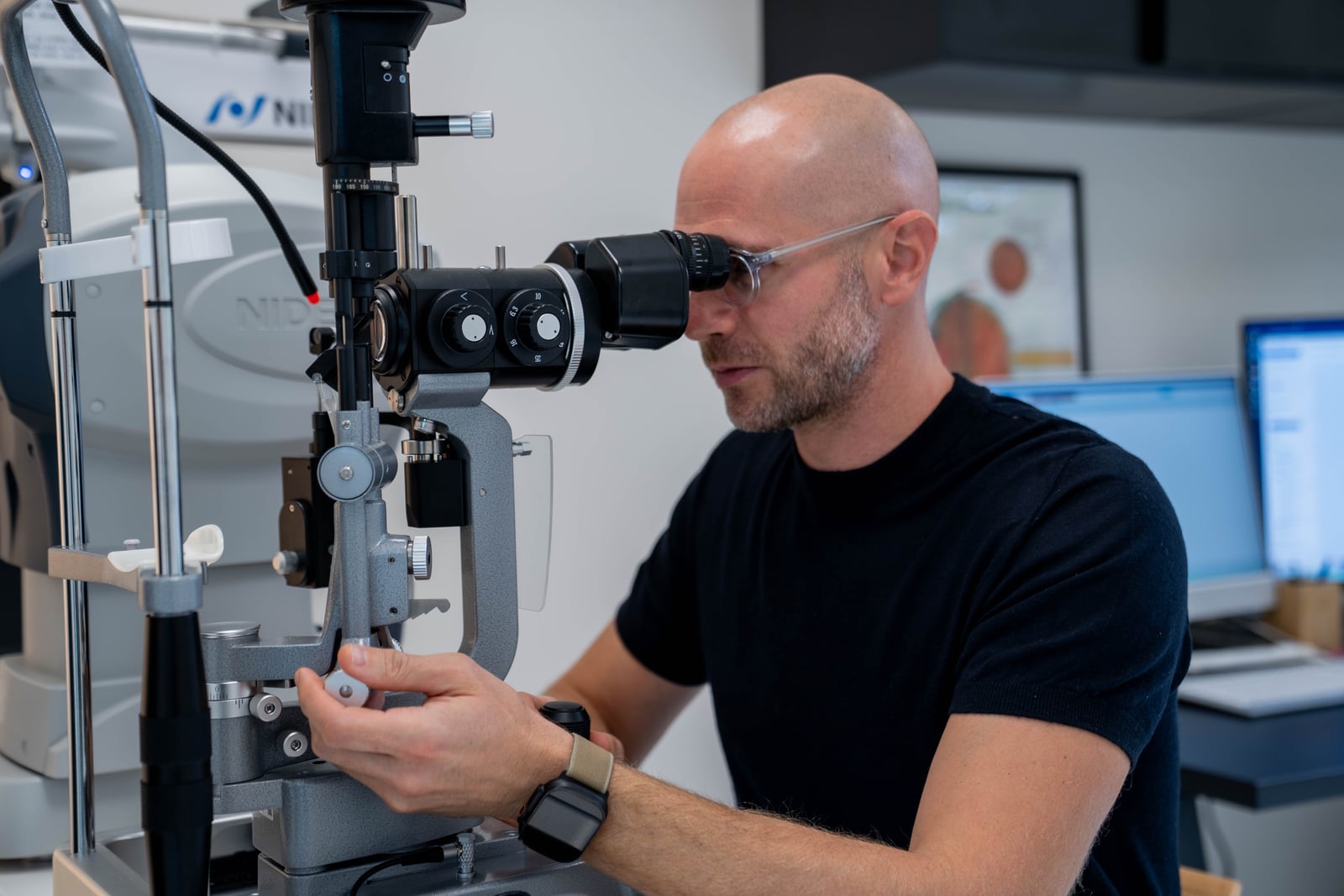 Dr Pierre Nicolle, examen à la lampe à fente, Pôle Ophtalmo de Melun
