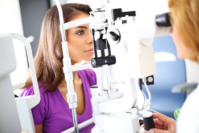 Examen à la lampe à fente du film lacrymal et des paupières chez une patiente consultant pour un larmoiement, au Pôle Ophtalmo de Melun