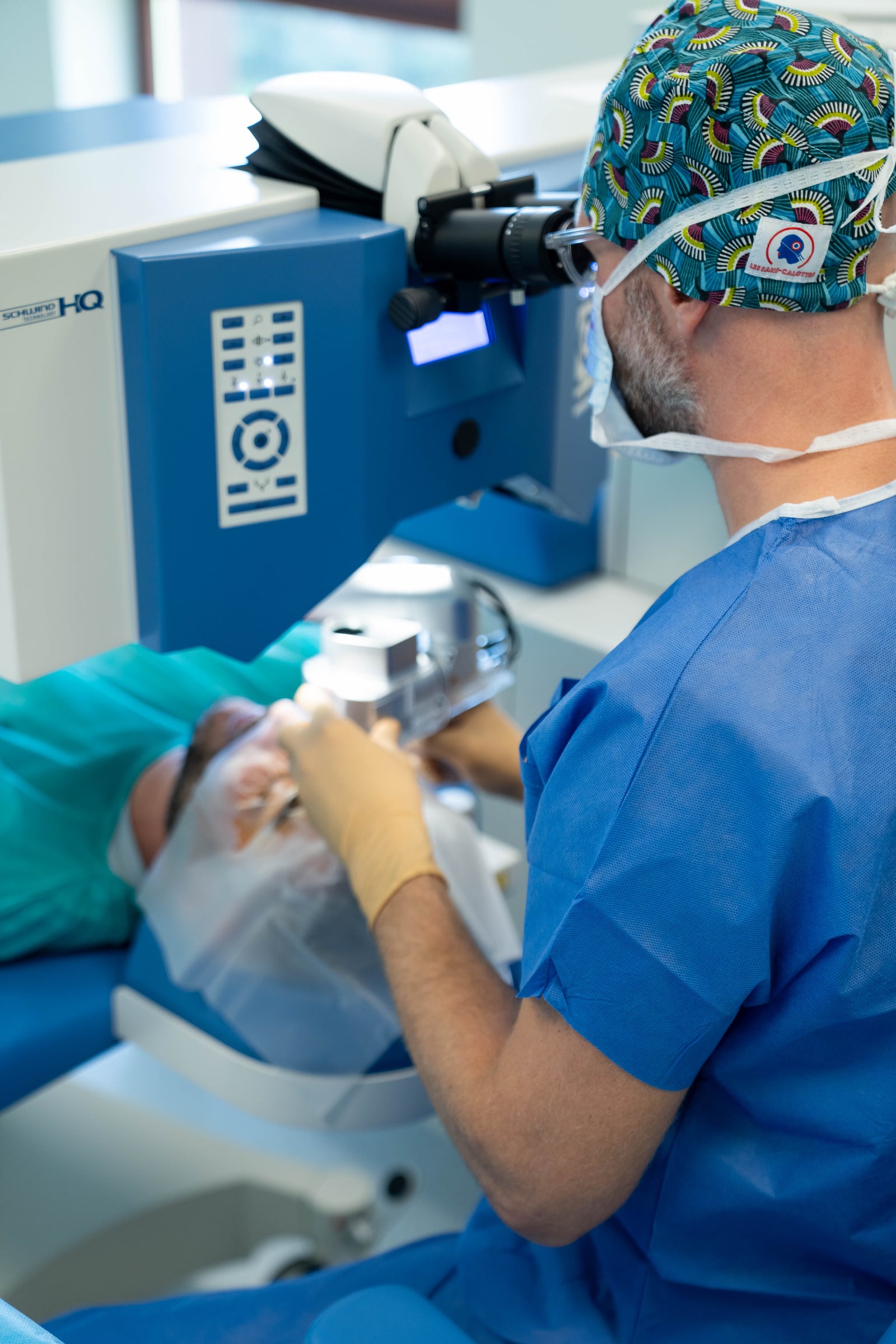 Bloc opératoire de chirurgie réfractive, laser femtoseconde en position